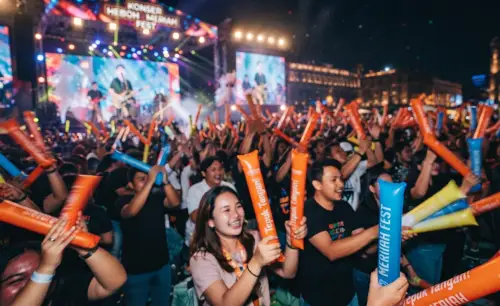 Balon Tepuk Hulu Sungai menambah suasana konser musik lebih semarak.