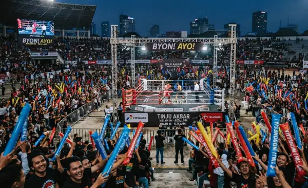 Balon Tepuk Jeneponto menambah semangat saat mendukung lomba tinju