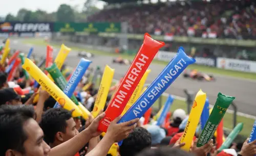 Balon Tepuk Kayong Utara turut hadir dalam keseruan event balap mobil.