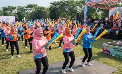 Balon Tepuk Kayong Utara menemani peserta dalam kegiatan senam pagi.