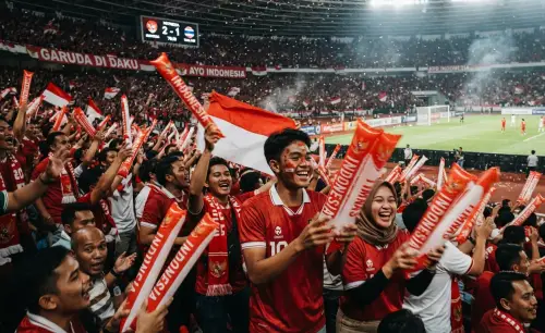 Balon Tepuk Kayong Utara mendukung semangat supporter saat menyaksikan pertandingan sepak bola.