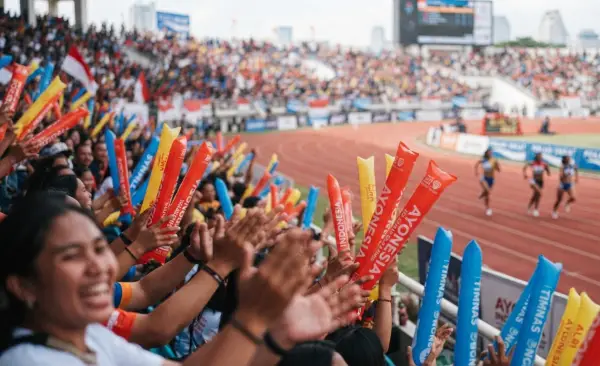 Balon Tepuk Ketapang turut menyemarakkan suasana lomba lari atletik.