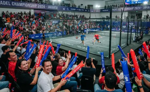 Balon Tepuk Kotabaru sebagai media untuk memberikan semangat pada peserta lomba padel.