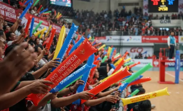 Balon Tepuk Landak sebagai media dukungan kepada para pemain dalam pertandingan bola voli.
