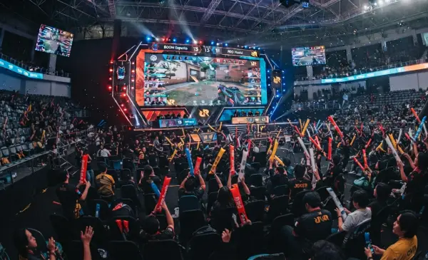 Balon tepuk majene digunakan pada saat sedang mendukung team esports game