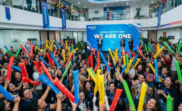 Balon tepuk majene sedang digunakan pada saat acara di salah satu perusahaan