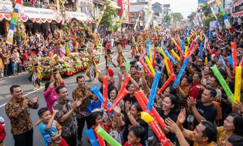 balon tepuk mamuju digunakan pada acara karnaval di salah satu daerah di sulawesi
