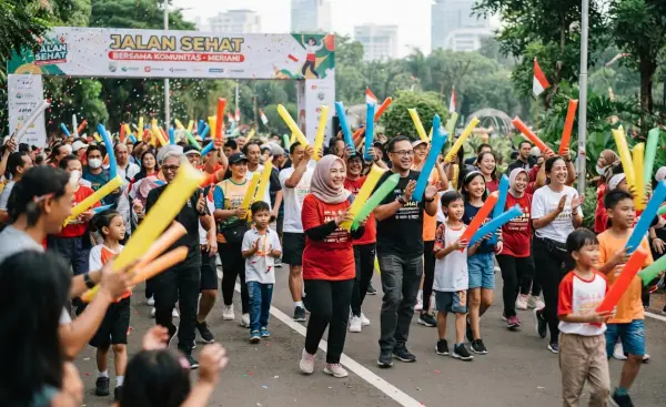 Balon tepuk Melawi untuk meningkatkan semangat peserta jalan sehat bersama.