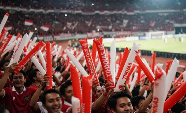 Balon Tepuk Mempawah menemani penonton menyaksikan pertandingan sepak bola.