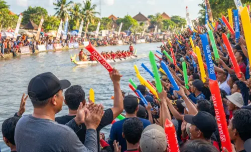 Balon tepuk Pinrang hadir pada lomba balap kapal naga sebagai media dukungan