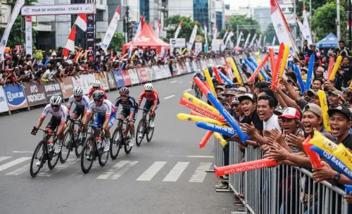 Balon tepuk Pinrang memeriahkan event lomba balap sepeda dengan hasil cetak logo yang tajam.