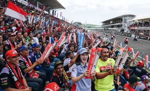 Balon Tepuk Sabang digunakan para penonton pada event balap motor gp.