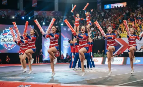 Balon Tepuk Sabang digunakan sebagai alat properti penampilan pada lomba cheerleader.