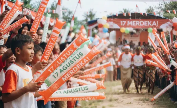 Balon Tepuk Sambas melengkapi keseruan kegiatan lomba dalam rangka perayaan 17 Agustus.