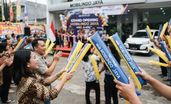 Balon Tepuk Sambas hadir dalam acara peresmian showroom mobil untuk memeriahkan suasana dan menambah daya tarik acara.