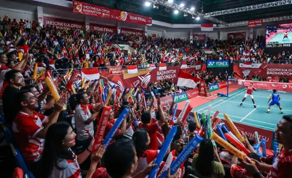 Balon Tepuk Sanggau menambah semangat peserta dan penonton saat lomba badminton berlangsung.