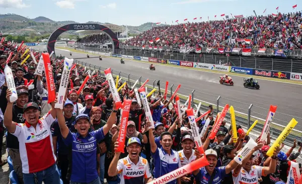 Balon Tepuk Singkawang sebagai media dukungan pada event balap motor