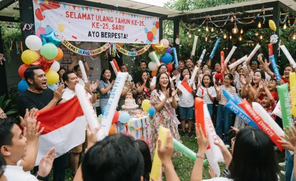 Balon Tepuk Sintang ikut serta memeriahkan acara ulang tahun.
