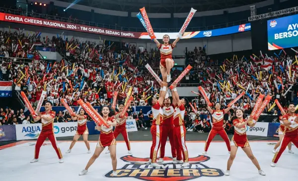 Balon Tepuk Sintang digunakan sebagai properti pada event cheerleader.