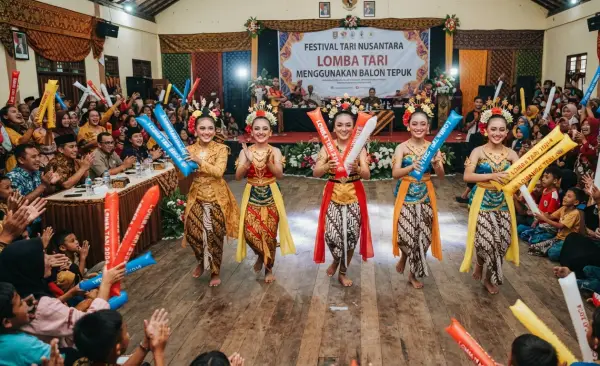 Balon tepuk soppeng digunakan untuk properti lomba tari