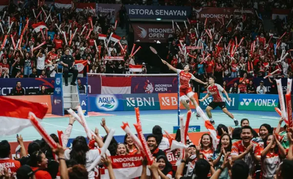Balon tepuk soppeng sedang digunakan oleh supporter lomba bulu tangkis