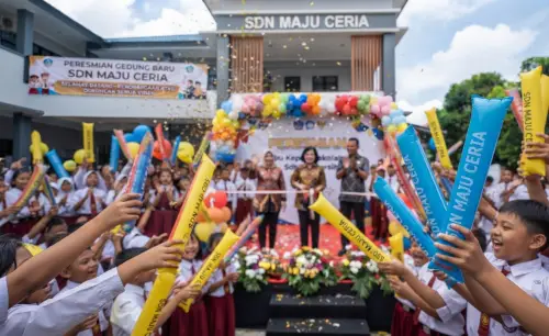 Balon Tepuk Tabalong digunakan untuk menambah suasana lebih semarak pada acara peresmian.