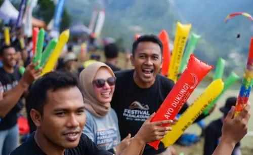 Balon Tepuk Tabalong ikut serta memeriahkan event paralayang.