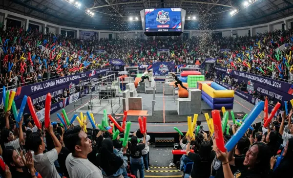 Balon Tepuk Takalar memeriahkan suasana penonton saat lomba parkour.