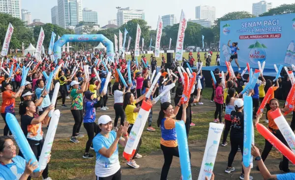 Balon Tepuk Tanah Bumbu menambah semangat para peserta senam pagi.