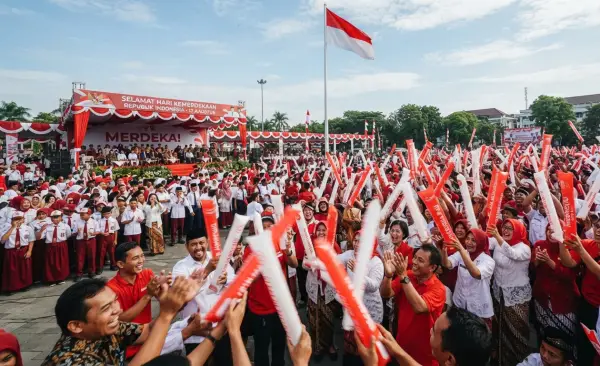 Balon Tepuk Tanah Bumbu digunakan pada saat upacara perayaan hari 17 agustus.