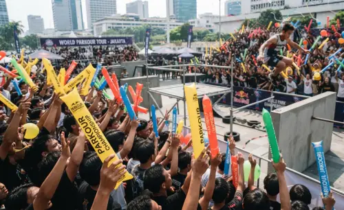 Balon Tepuk Tanah Laut sebagai media dukungan pada peserta lomba parkour.