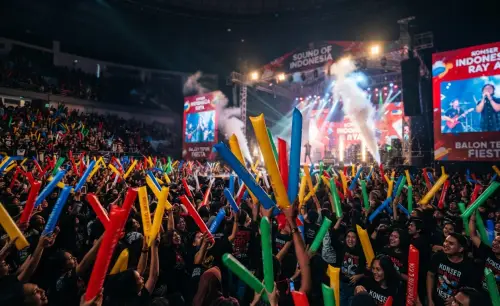 Balon Tepuk Tapin menambah suasana konser menjadi lebih semarak.