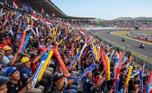 Balon Tepuk Tapin digunakan penonton pada event balap motor.