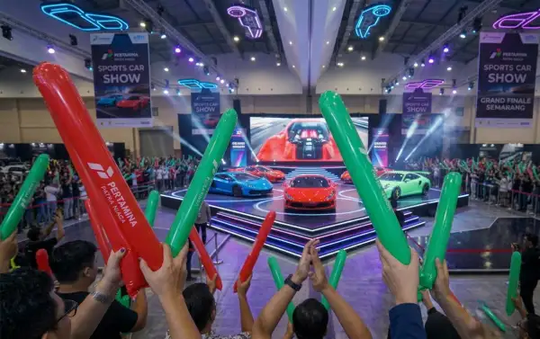 balon tepuk agam digunakan untuk menonton pameran mobil sports