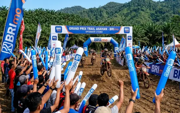 Balon tepuk Asahan digunakan penonton untuk mendukung balap trail di lintasan outdoor.