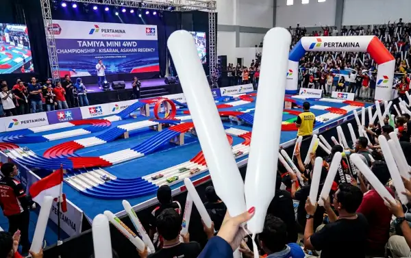 Penonton memeriahkan kejuaraan mobil Tamiya di dalam arena.