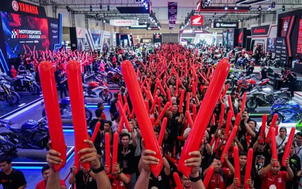Pengunjung mendukung kemeriahan pameran otomotif dan motorsport.