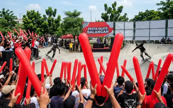 Penonton untuk mendukung aksi peserta pada kompetisi skateboard.
