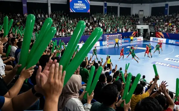 Suporter memberikan dukungan pada pertandingan bola tangan.