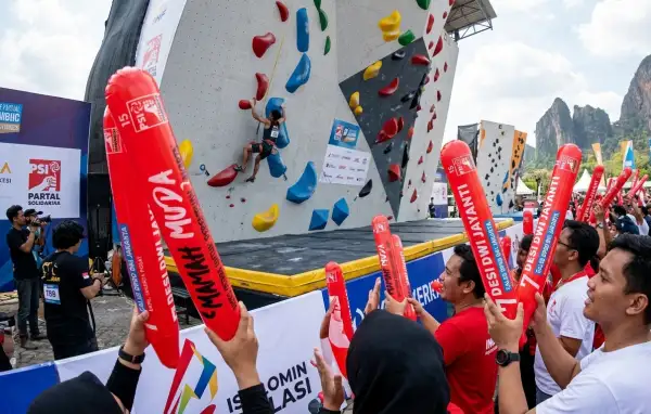 balon tepuk banggai kepulauan sedang digunakan untuk menonton lomba panjat tebing