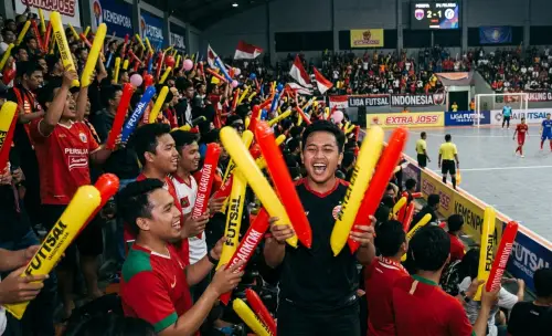 balon tepuk bangkalan menjadi media penyemangat pemain futsal