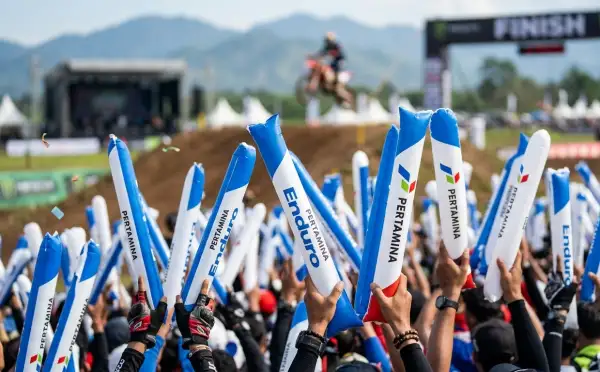 Balon tepuk banjarnegara digunakan penonton untuk memeriahkan perlombaan motor trail di area sirkuit.