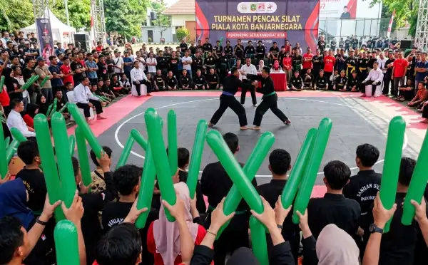 Suporter menyaksikan pertandingan pencak silat dalam suasana ramai