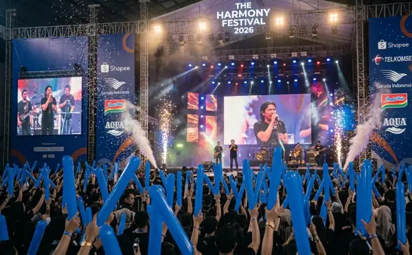 Ribuan penonton memeriahkan konser musik di panggung festival.