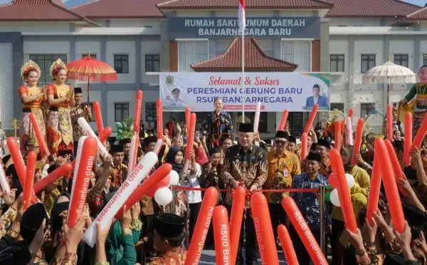 Balon tepuk merah dan putih digunakan masyarakat untuk menyambut acara peresmian rumah sakit baru.