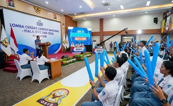 Peserta lomba cerdas cermat mengangkat balon tepuk berwarna biru sebagai bentuk dukungan selama perlombaan.
