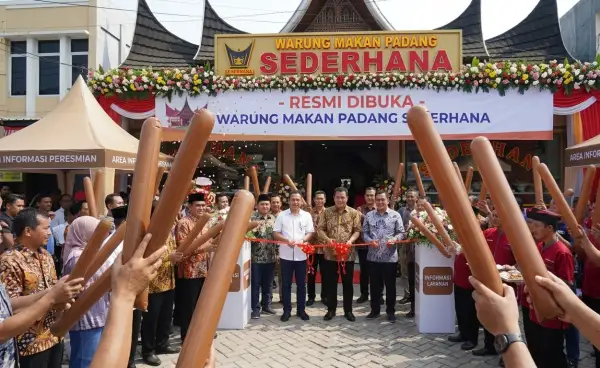 Balon tepuk Banyuasin digunakan untuk meramaikan suasana peresmian rumah makan Padang yang baru dibuka.