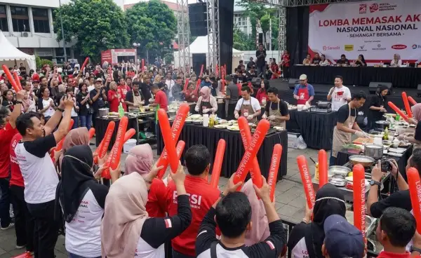 Penonton memeriahkan perlombaan memasak dalam acara kuliner.