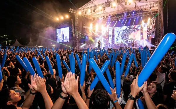 Balon tepuk Banyumas digunakan penonton untuk memeriahkan suasana konser musik malam hari.
