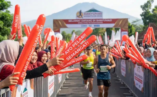 Balon tepuk Banyumas digunakan untuk menyemangati peserta lomba lari di area acara marathon.